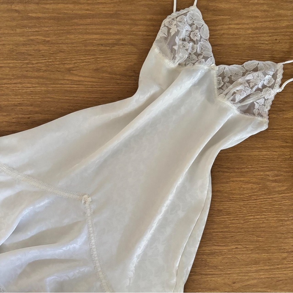Vintage Chic Ivory Lace Chemise
